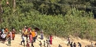 मुहचोरवा घाट पर निकली भव्य कलश यात्रा:शारदीय नवरात्रि पर कई गांवों के श्रद्धालु हुए शामिल, भक्तिमय माहौल मुहचोरवा घाट पर निकली भव्य कलश यात्रा:शारदीय नवरात्रि पर कई गांवों के श्रद्धालु हुए शामिल, भक्तिमय माहौल