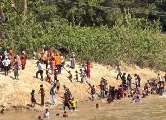 मुहचोरवा घाट पर निकली भव्य कलश यात्रा:शारदीय नवरात्रि पर कई गांवों के श्रद्धालु हुए शामिल, भक्तिमय माहौल मुहचोरवा घाट पर निकली भव्य कलश यात्रा:शारदीय नवरात्रि पर कई गांवों के श्रद्धालु हुए शामिल, भक्तिमय माहौल
