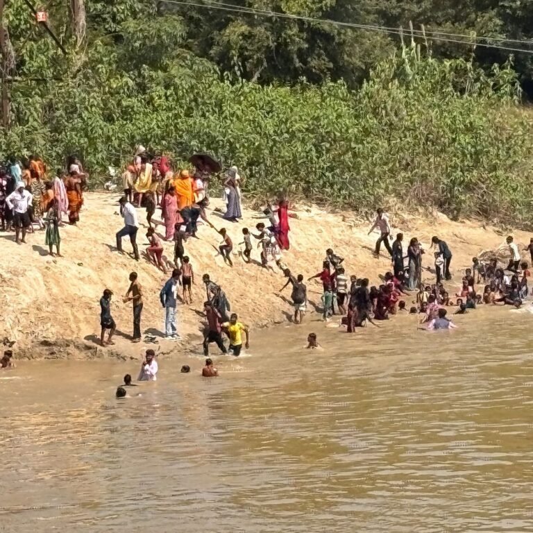 मुहचोरवा घाट पर निकली भव्य कलश यात्रा:शारदीय नवरात्रि पर कई गांवों के श्रद्धालु हुए शामिल, भक्तिमय माहौल