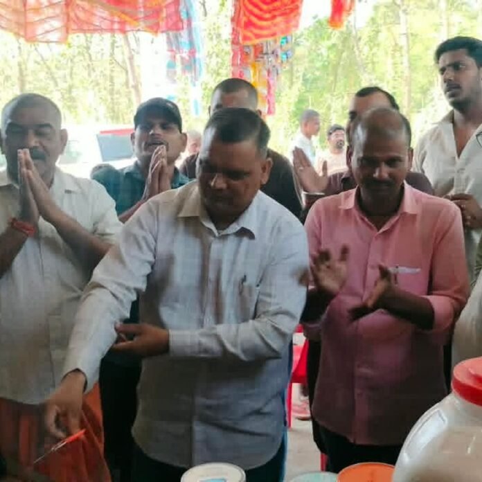 अनूप यादव जनरल स्टोर का नवरात्र के पहले दिन उद्घाटन:एआरपी सुरेश कुमार यादव ने फीता काटकर किया, वैदिक मंत्रोच्चार के साथ हुई शुरुआत