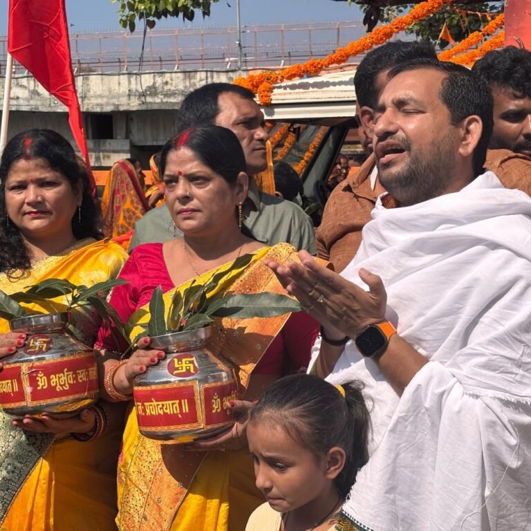 बस्ती के अमहट शिव मंदिर में शतचंडी महायज्ञ शुरू:11हजार महिलाओं ने निकाली कलश यात्रा, शहर के प्रमुख मार्गों से होते हुए यज्ञ स्थल पहुंची