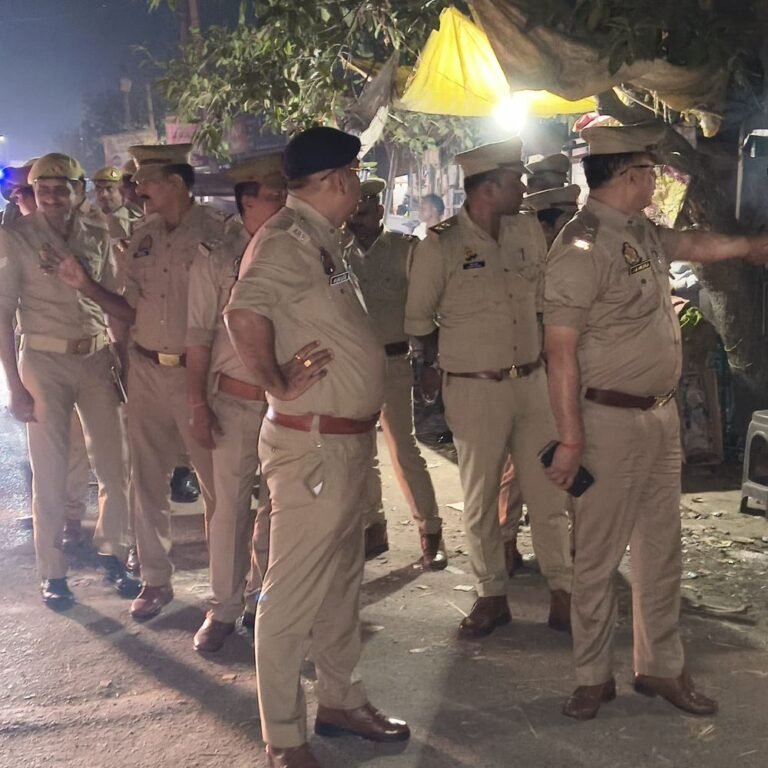 श्रावस्ती में अतिक्रमण के खिलाफ अभियान चला:धनतेरस-दीपावली के लिए बाजारों से अवैध ठेले, दुकानें और वाहन हटाए गए, चेतावनी भी दी गई।