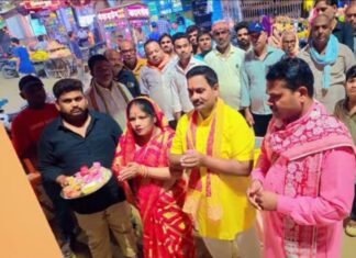 Bharni Nagar Panchayat Modernization | LED Display Inauguration News नगर पंचायत अध्यक्ष सुनील अग्रहरि ने किया LED डिस्प्ले का शुभारंभ। - Dainik Bhaskar