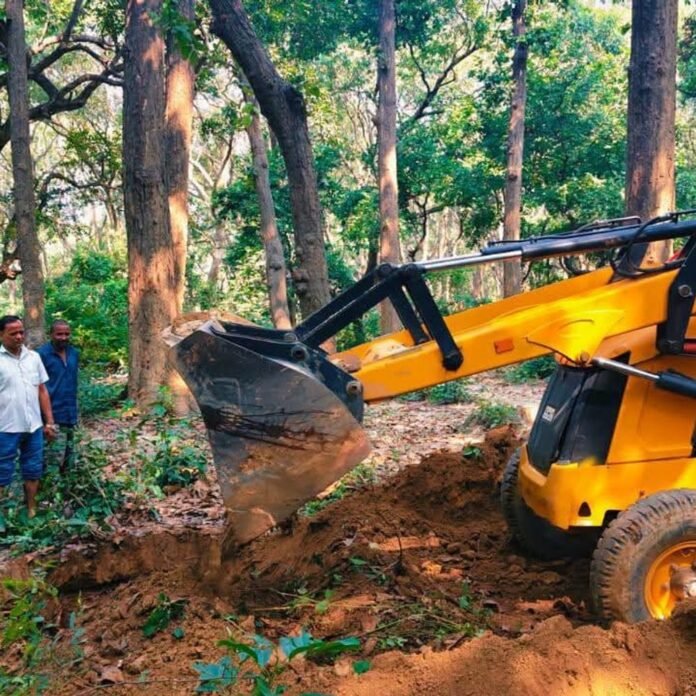 डंपर की चपेट में आने से सांड की मौत:मद्दों भट्टा के पटेल नगर बाजार में ग्रामीणों ने मिट्टी देकर किया अंतिम संस्कार