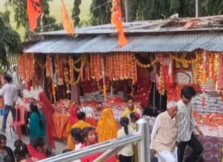 श्रावस्ती के सीता द्वार मंदिर में उमड़ी भक्तों की भीड़:नवरात्रि पर दूर-दूर से दर्शन को पहुंचे श्रद्धालु श्रावस्ती के सीता द्वार मंदिर में उमड़ी भक्तों की भीड़:नवरात्रि पर दूर-दूर से दर्शन को पहुंचे श्रद्धालु