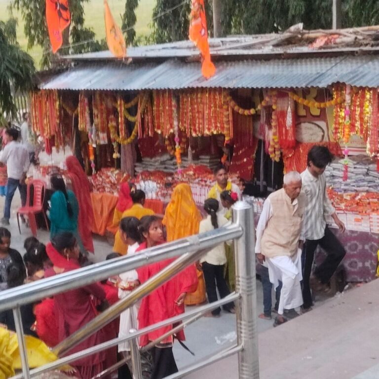 श्रावस्ती के सीता द्वार मंदिर में उमड़ी भक्तों की भीड़:नवरात्रि पर दूर-दूर से दर्शन को पहुंचे श्रद्धालु