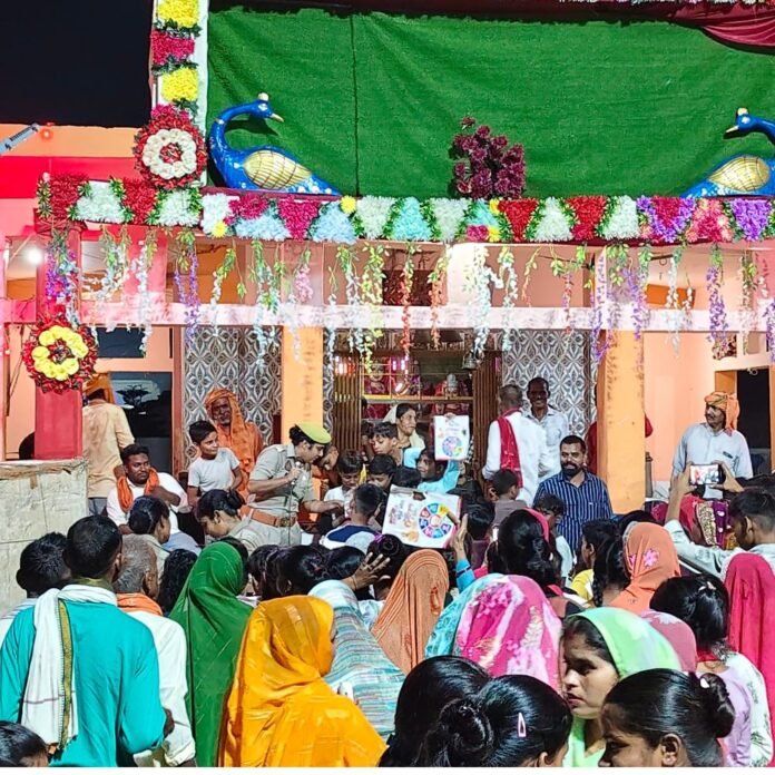 सुजौली पुलिस ने दुर्गा पंडाल में दिया सुरक्षा का संदेश:सैकड़ों श्रद्धालुओं के बीच महिला सम्मान और अधिकारों पर किया जागरूक