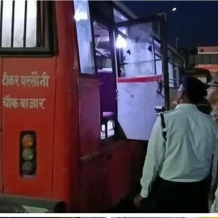 महराजगंज में रोडवेज बसों की जांच:सुरक्षा मानकों को परखा, फर्स्ट एड बॉक्स और अग्निशमन सिलेंडर चेक किए