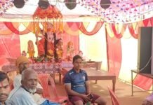 प्यारेपुर गांव में नाली का गंदा पानी मंदिर तक पहुंचा:नवरात्र में श्रद्धालुओं को परेशानी, ग्रामीणों ने की सफाई की मांग प्यारेपुर गांव में नाली का गंदा पानी मंदिर तक पहुंचा:नवरात्र में श्रद्धालुओं को परेशानी, ग्रामीणों ने की सफाई की मांग
