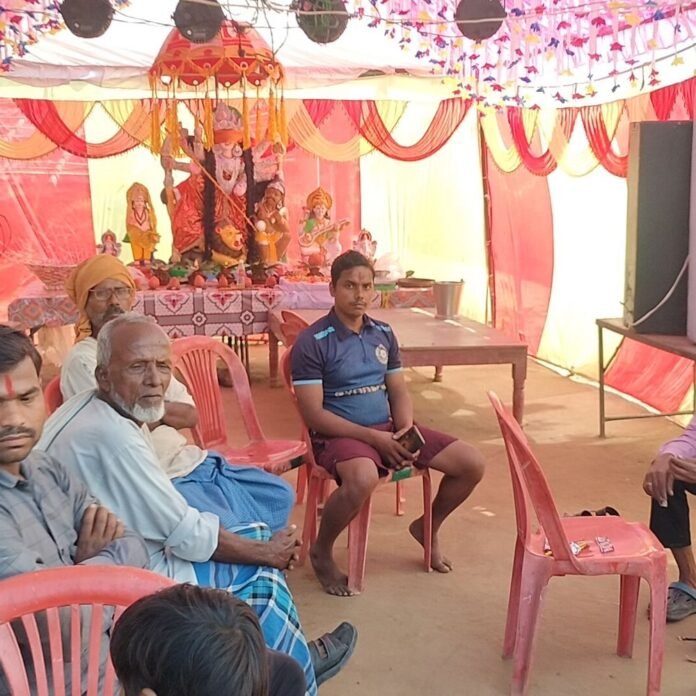 प्यारेपुर गांव में नाली का गंदा पानी मंदिर तक पहुंचा:नवरात्र में श्रद्धालुओं को परेशानी, ग्रामीणों ने की सफाई की मांग
