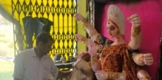 बस्ती में दुर्गा पूजा की तैयारी तेज:बोले- इस साल अलग-अलग थीम पर बनी हैं आकर्षक मूर्तियां, रंग-रोगन का काम पूरा बस्ती में दुर्गा पूजा की तैयारी तेज:बोले- इस साल अलग-अलग थीम पर बनी हैं आकर्षक मूर्तियां, रंग-रोगन का काम पूरा