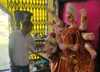 बस्ती में दुर्गा पूजा की तैयारी तेज:बोले- इस साल अलग-अलग थीम पर बनी हैं आकर्षक मूर्तियां, रंग-रोगन का काम पूरा बस्ती में दुर्गा पूजा की तैयारी तेज:बोले- इस साल अलग-अलग थीम पर बनी हैं आकर्षक मूर्तियां, रंग-रोगन का काम पूरा