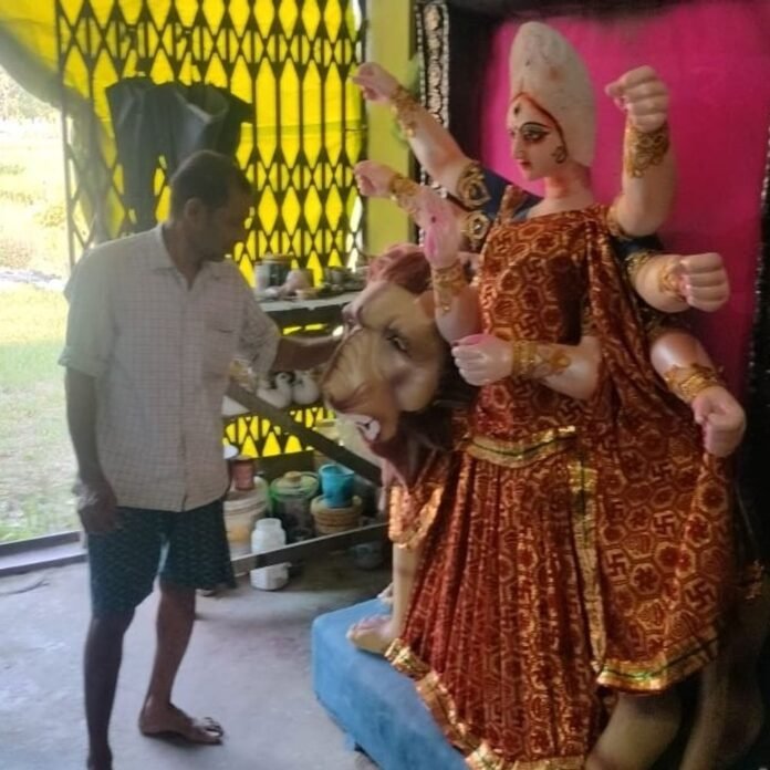 बस्ती में दुर्गा पूजा की तैयारी तेज:बोले- इस साल अलग-अलग थीम पर बनी हैं आकर्षक मूर्तियां, रंग-रोगन का काम पूरा