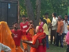महराजगंज में शारदीय नवरात्र पर निकली कलश यात्रा:त्रिमुहानी घाट पर उमड़े श्रद्धालु, मां दुर्गा के जयकारों से गूंजा इलाका