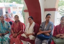 लेखपालों ने काली पट्टी बांधकर विरोध जताया:वेतन विसंगति समेत 8 मांगों पर प्रदर्शन, 17 अक्टूबर से कार्य बहिष्कार का ऐलान लेखपालों ने काली पट्टी बांधकर विरोध जताया:वेतन विसंगति समेत 8 मांगों पर प्रदर्शन, 17 अक्टूबर से कार्य बहिष्कार का ऐलान