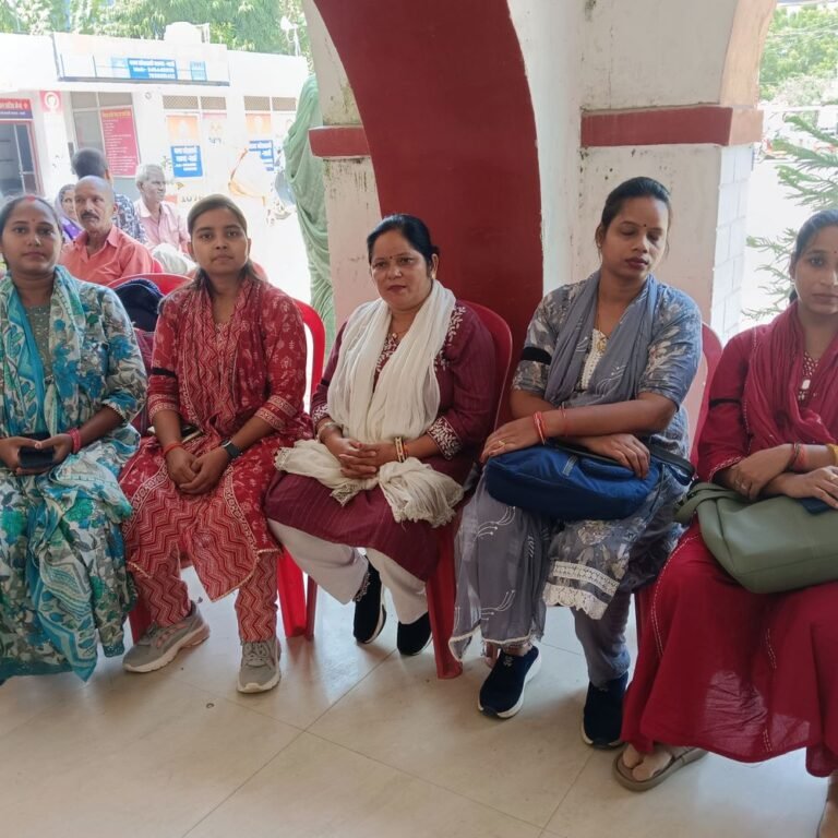 लेखपालों ने काली पट्टी बांधकर विरोध जताया:वेतन विसंगति समेत 8 मांगों पर प्रदर्शन, 17 अक्टूबर से कार्य बहिष्कार का ऐलान