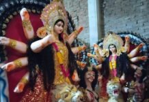 भक्त मां दुर्गा की प्रतिमाएं ले जाने में जुटे:रेहरा बाजार में शारदीय नवरात्रि का उत्साह, पूजा पंडालों में स्थापना की तैयारियां तेज भक्त मां दुर्गा की प्रतिमाएं ले जाने में जुटे:रेहरा बाजार में शारदीय नवरात्रि का उत्साह, पूजा पंडालों में स्थापना की तैयारियां तेज
