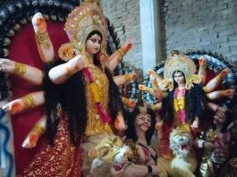 भक्त मां दुर्गा की प्रतिमाएं ले जाने में जुटे:रेहरा बाजार में शारदीय नवरात्रि का उत्साह, पूजा पंडालों में स्थापना की तैयारियां तेज