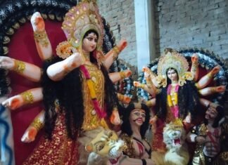 भक्त मां दुर्गा की प्रतिमाएं ले जाने में जुटे:रेहरा बाजार में शारदीय नवरात्रि का उत्साह, पूजा पंडालों में स्थापना की तैयारियां तेज भक्त मां दुर्गा की प्रतिमाएं ले जाने में जुटे:रेहरा बाजार में शारदीय नवरात्रि का उत्साह, पूजा पंडालों में स्थापना की तैयारियां तेज