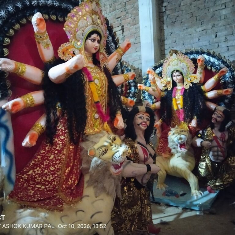 भक्त मां दुर्गा की प्रतिमाएं ले जाने में जुटे:रेहरा बाजार में शारदीय नवरात्रि का उत्साह, पूजा पंडालों में स्थापना की तैयारियां तेज