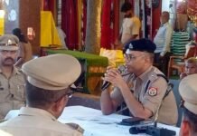 लेहड़ा देवी मंदिर में नवरात्रि सुरक्षा पर पुलिस ब्रीफिंग:ड्यूटी पर तैनात पुलिसकर्मियों को दिए गए जरूरी निर्देश, भीड़ प्रबंधन पर जोर लेहड़ा देवी मंदिर में नवरात्रि सुरक्षा पर पुलिस ब्रीफिंग:ड्यूटी पर तैनात पुलिसकर्मियों को दिए गए जरूरी निर्देश, भीड़ प्रबंधन पर जोर