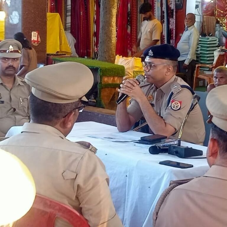 लेहड़ा देवी मंदिर में नवरात्रि सुरक्षा पर पुलिस ब्रीफिंग:ड्यूटी पर तैनात पुलिसकर्मियों को दिए गए जरूरी निर्देश, भीड़ प्रबंधन पर जोर