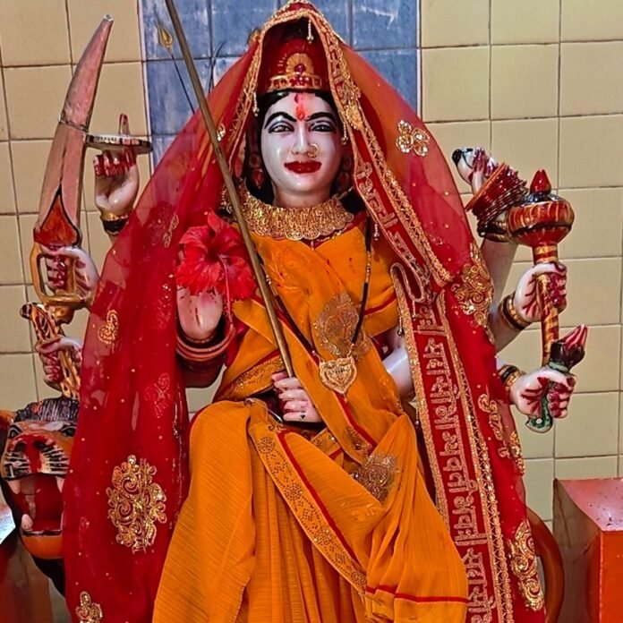 तुलसीपुर में सैकड़ों साल पुराना दुर्गा भवानी मंदिर:पहाड़ों की तलहटी में स्थित, मां दुर्गा के पूजन के बाद अखंड धूने का श्रद्धालु करते हैं दर्शन
