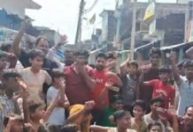 10 दिन से बिजली गुल, व्यापारियों ने किया प्रदर्शन:श्रावस्ती में सैकड़ों गांवों में बिजली संकट, दुकानें बंद कर व्यापारियों ने सौंपा ज्ञापन