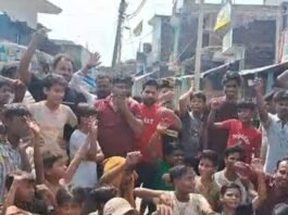 10 दिन से बिजली गुल, व्यापारियों ने किया प्रदर्शन:श्रावस्ती में सैकड़ों गांवों में बिजली संकट, दुकानें बंद कर व्यापारियों ने सौंपा ज्ञापन