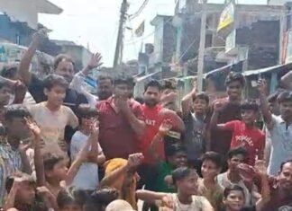10 दिन से बिजली गुल, व्यापारियों ने किया प्रदर्शन:श्रावस्ती में सैकड़ों गांवों में बिजली संकट, दुकानें बंद कर व्यापारियों ने सौंपा ज्ञापन