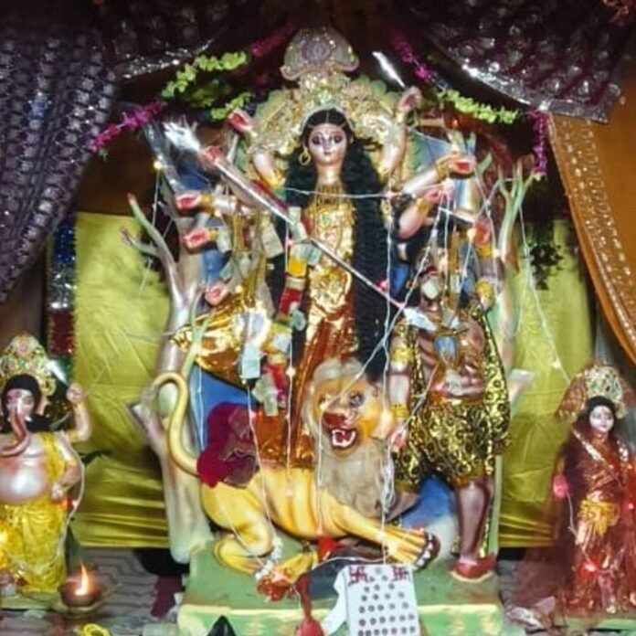 नवरात्र के तीसरे दिन देवी पूजा को लेकर उत्साह:संग्रामगंज, दत्त नगर और बनकटवा में भक्तिमय माहौल, श्रद्धालुओं ने की मां चंद्रघंटा की आराधना