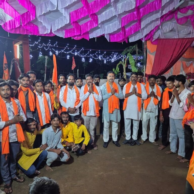 ब्लाक प्रमुख ने पंडालों में पहुंचकर की सुख-समृद्धि की कामना:गैंड़ास बुजुर्ग के ब्लॉक प्रमुख राकेश तिवारी ने कई गांवों में किए दर्शन