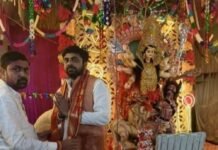 सिद्धार्थनगर में भाजपा नेता ने मां दुर्गा का आशीर्वाद लिया:शारदीय नवरात्रि पर ढेकहरी बुजुर्ग में उमड़ी ग्रामीणों की भीड़ सिद्धार्थनगर में भाजपा नेता ने मां दुर्गा का आशीर्वाद लिया:शारदीय नवरात्रि पर ढेकहरी बुजुर्ग में उमड़ी ग्रामीणों की भीड़