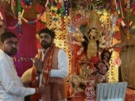 सिद्धार्थनगर में भाजपा नेता ने मां दुर्गा का आशीर्वाद लिया:शारदीय नवरात्रि पर ढेकहरी बुजुर्ग में उमड़ी ग्रामीणों की भीड़