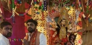 सिद्धार्थनगर में भाजपा नेता ने मां दुर्गा का आशीर्वाद लिया:शारदीय नवरात्रि पर ढेकहरी बुजुर्ग में उमड़ी ग्रामीणों की भीड़ सिद्धार्थनगर में भाजपा नेता ने मां दुर्गा का आशीर्वाद लिया:शारदीय नवरात्रि पर ढेकहरी बुजुर्ग में उमड़ी ग्रामीणों की भीड़