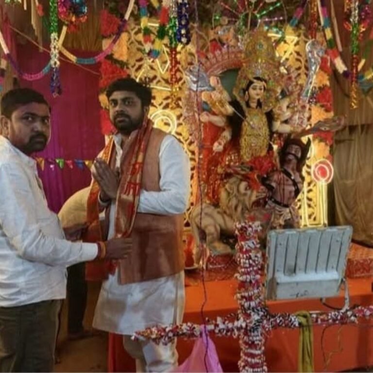 सिद्धार्थनगर में भाजपा नेता ने मां दुर्गा का आशीर्वाद लिया:शारदीय नवरात्रि पर ढेकहरी बुजुर्ग में उमड़ी ग्रामीणों की भीड़