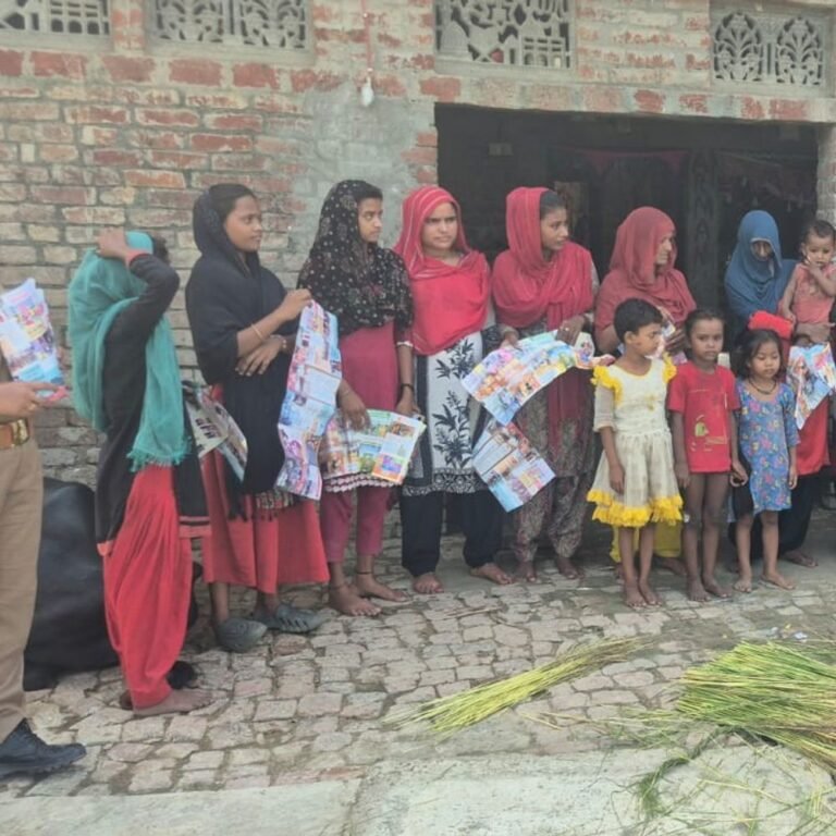 श्रावस्ती में पुलिस ने महिलाओं को किया जागरूक:कानूनी अधिकारों और सुरक्षा सेवाओं की जानकारी दी, साइबर ठगी से बचने के तरीके बताए