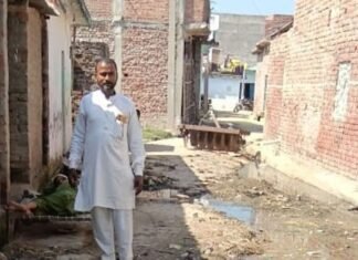 बिशुनापुर लोहटी चिल्हरिया में रास्ते पर भरा पानी:घरों से निकलने वाला पानी जमा होने से ग्रामीण परेशान, शिकायत के बाद भी समाधान नहीं बिशुनापुर लोहटी चिल्हरिया में रास्ते पर भरा पानी:घरों से निकलने वाला पानी जमा होने से ग्रामीण परेशान, शिकायत के बाद भी समाधान नहीं