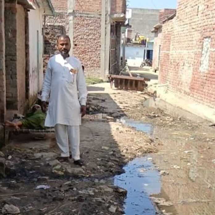 बिशुनापुर लोहटी चिल्हरिया में रास्ते पर भरा पानी:घरों से निकलने वाला पानी जमा होने से ग्रामीण परेशान, शिकायत के बाद भी समाधान नहीं
