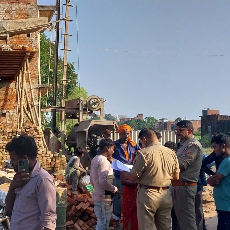 जमीनी विवाद में युवक ने थाने के सामने आत्मदाह की:पुलिस ने रोका, SDM ने दो दिन में पैमाइश का आश्वासन दिया, दोनों पक्ष सहमत