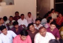 सिद्धार्थनगर में एनएचएम कर्मियों का धरना:सीएमओ कार्यालय पर लंबित मांगों का ज्ञापन सौंपा सिद्धार्थनगर में एनएचएम कर्मियों का धरना:सीएमओ कार्यालय पर लंबित मांगों का ज्ञापन सौंपा