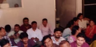सिद्धार्थनगर में एनएचएम कर्मियों का धरना:सीएमओ कार्यालय पर लंबित मांगों का ज्ञापन सौंपा सिद्धार्थनगर में एनएचएम कर्मियों का धरना:सीएमओ कार्यालय पर लंबित मांगों का ज्ञापन सौंपा