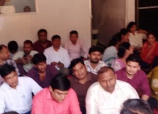 सिद्धार्थनगर में एनएचएम कर्मियों का धरना:सीएमओ कार्यालय पर लंबित मांगों का ज्ञापन सौंपा सिद्धार्थनगर में एनएचएम कर्मियों का धरना:सीएमओ कार्यालय पर लंबित मांगों का ज्ञापन सौंपा