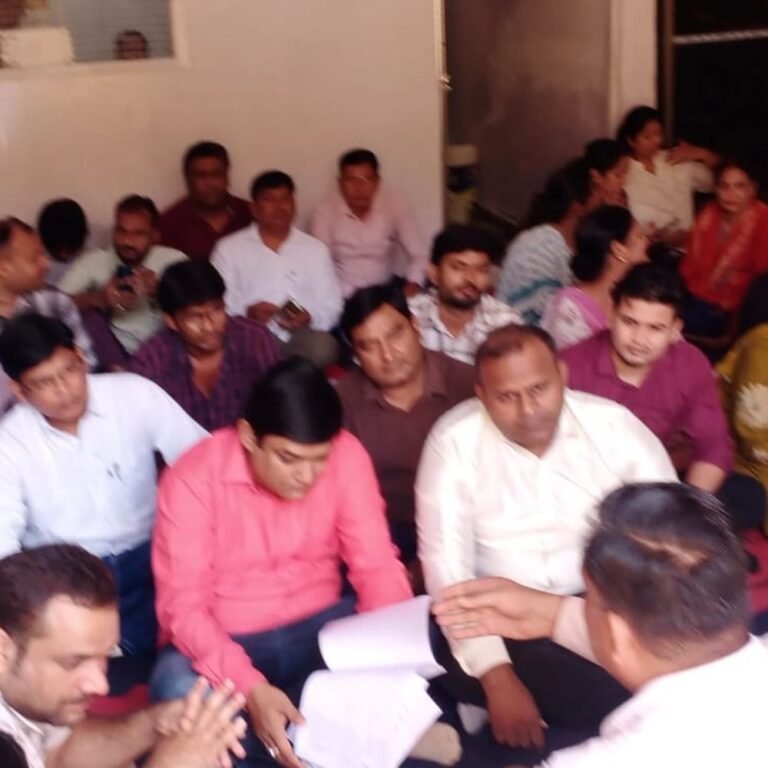 सिद्धार्थनगर में एनएचएम कर्मियों का धरना:सीएमओ कार्यालय पर लंबित मांगों का ज्ञापन सौंपा