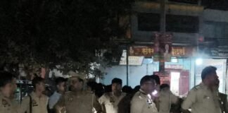 महादेवा चौराहे पर सड़क हादसे में युवक की मौत:टोल से बचने के लिए बड़े वाहन और सड़क पर खड़े टेंपो बने वजह महादेवा चौराहे पर सड़क हादसे में युवक की मौत:टोल से बचने के लिए बड़े वाहन और सड़क पर खड़े टेंपो बने वजह