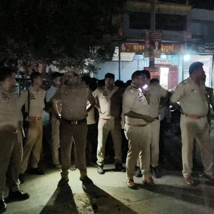 6fb7ebf9-0416-4277-aa42-a64e0d218c85_1792076666460.jpg महादेवा चौराहे पर सड़क हादसे में युवक की मौत:टोल से बचने के लिए बड़े वाहन और सड़क पर खड़े टेंपो बने वजह
