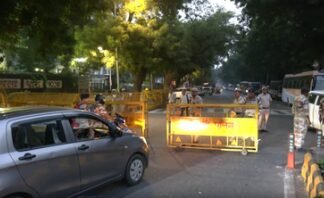 जंतर-मंतर पर विपक्ष के विरोध प्रदर्शन को देखते हुए सुरक्षा व्यवस्था कड़ी