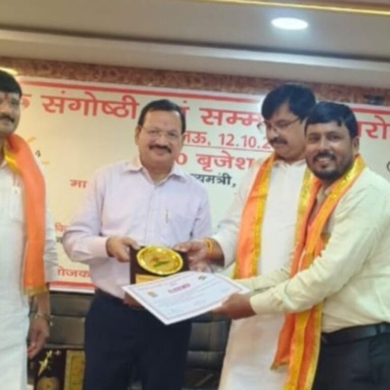 सिद्धार्थनगर के मुस्तन शेरखलाह और महेश कुमार सम्मानित:लखनऊ में उपमुख्यमंत्री ब्रजेश पाठक ने प्रशस्ति पत्र देकर किया सम्मान