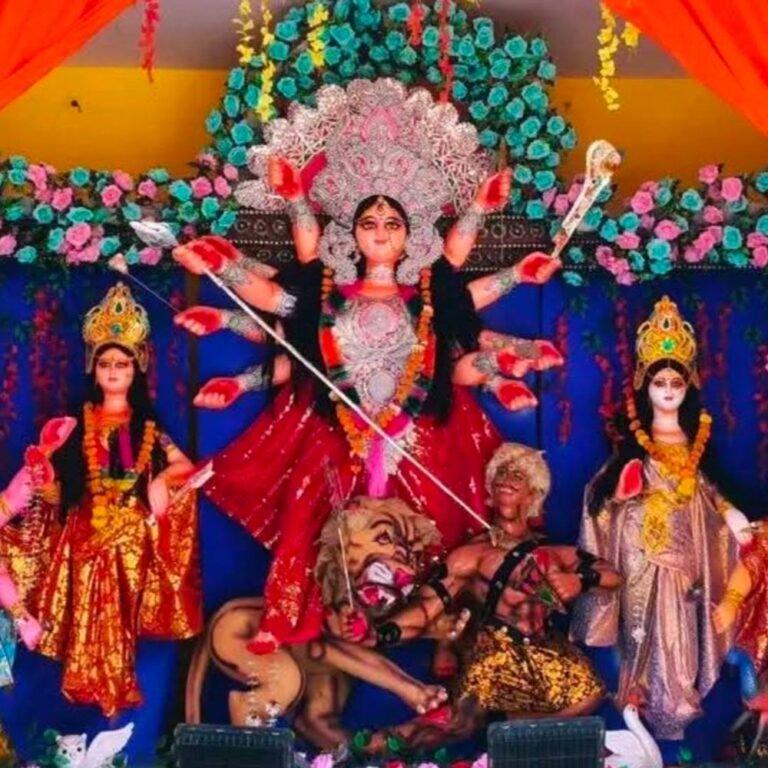 कोरियनपुरवा में मां दुर्गा की पूजा और अर्चना:भव्य आरती में उमड़े श्रद्धालु, प्रोजेक्टर पर रामायण का प्रसारण भी किया जा रहा है