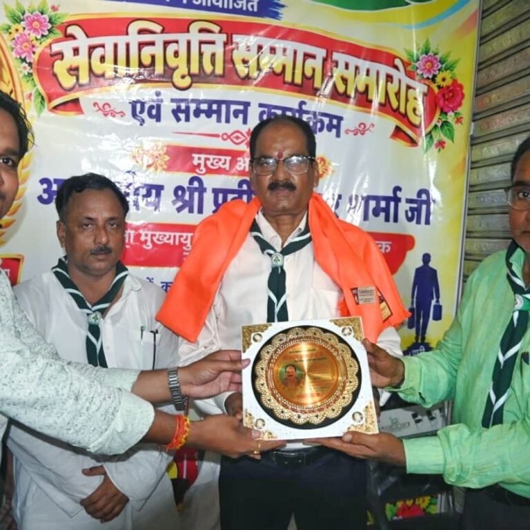 सिसवा में विदाई समारोह में छलका स्नेह:सेवानिवृत्ति पर डीआईओएस प्रदीप शर्मा को भावभीनी विदाई, बोले- पद से सेवा खत्म